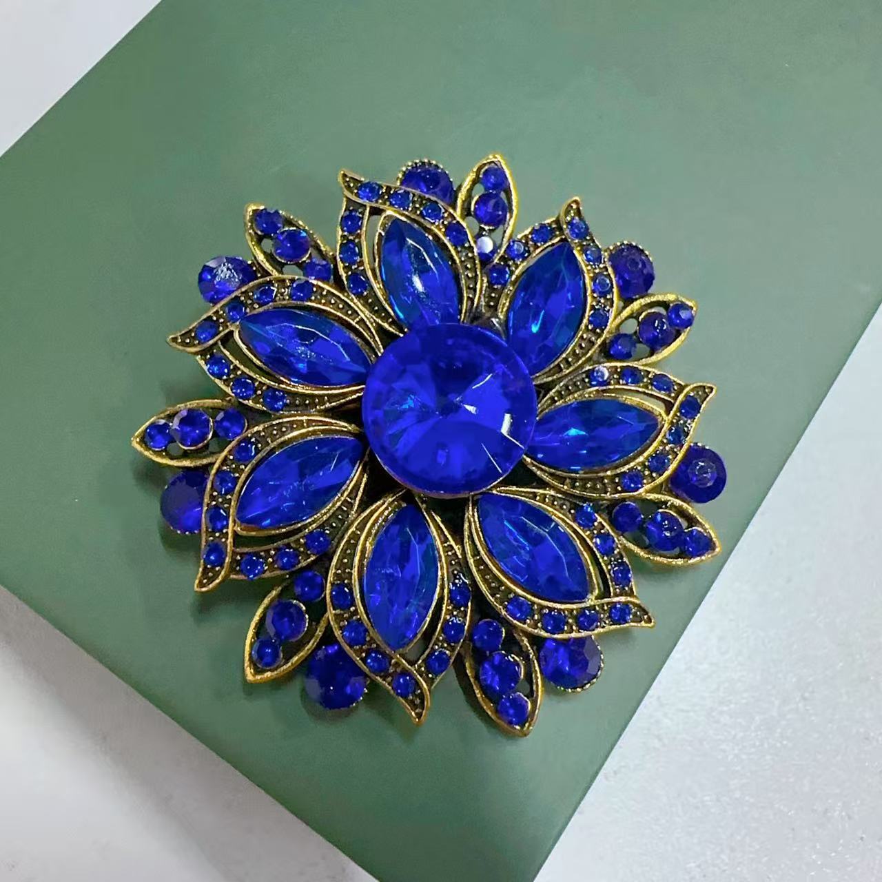 Broche de flor de cristal de v - Embroidery Simple avaliação e preço