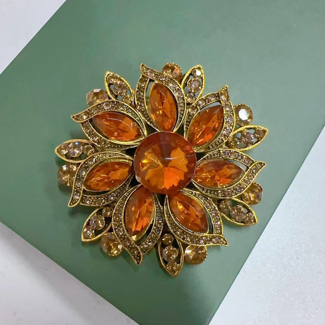 Broche de flor de cristal de v - Embroidery Simple avaliação e preço